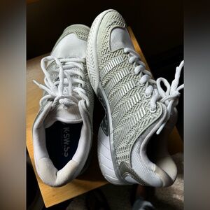 K-Swiss women’s hard court tennis shoes